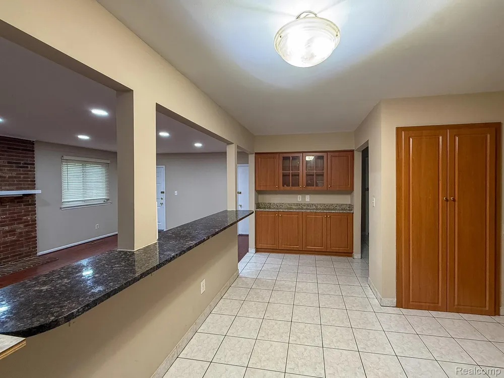 2863 Continental Drive Troy City, MI 48083