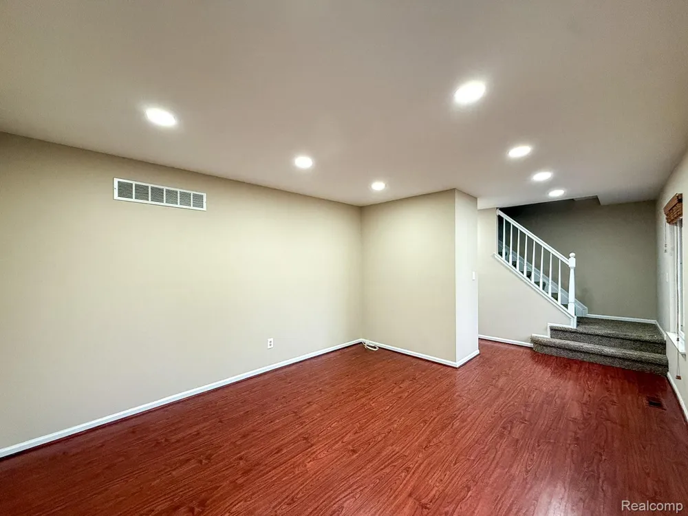 2863 Continental Drive Troy City, MI 48083