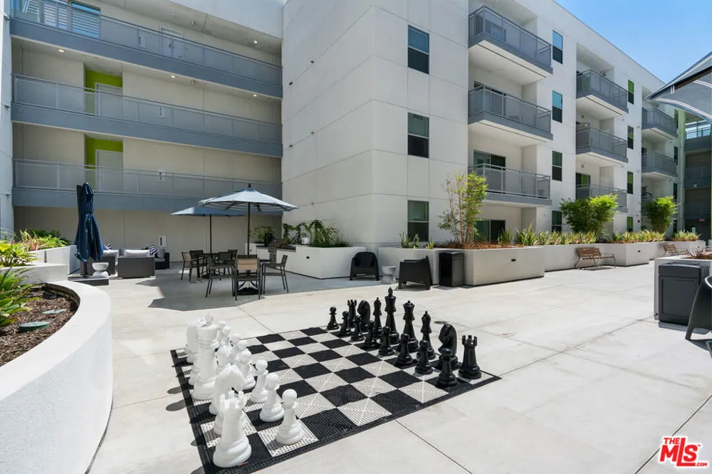 325 First Street #518 Burbank, CA 91502