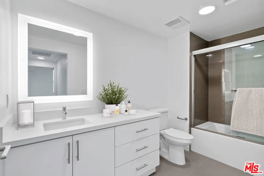 325 First Street #518 Burbank, CA 91502
