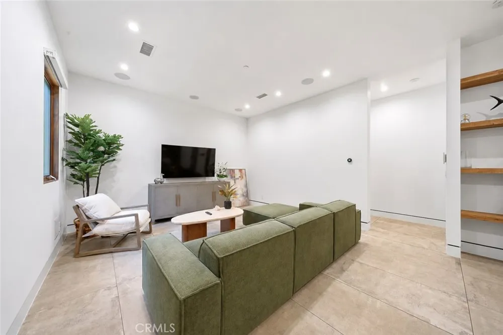 23262 Gonzales Drive Woodland Hills, CA 91367