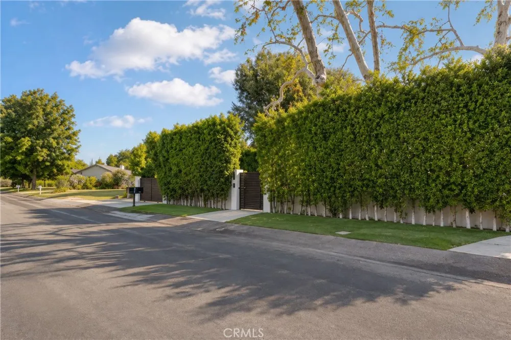 23262 Gonzales Drive Woodland Hills, CA 91367
