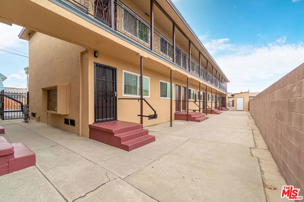 11123 S Inglewood Avenue Inglewood, CA 90304