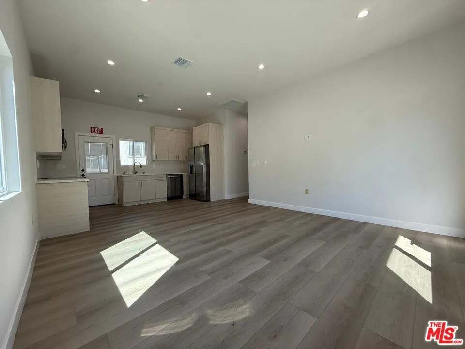 15832 Blackhawk Street Los Angeles, CA 91344