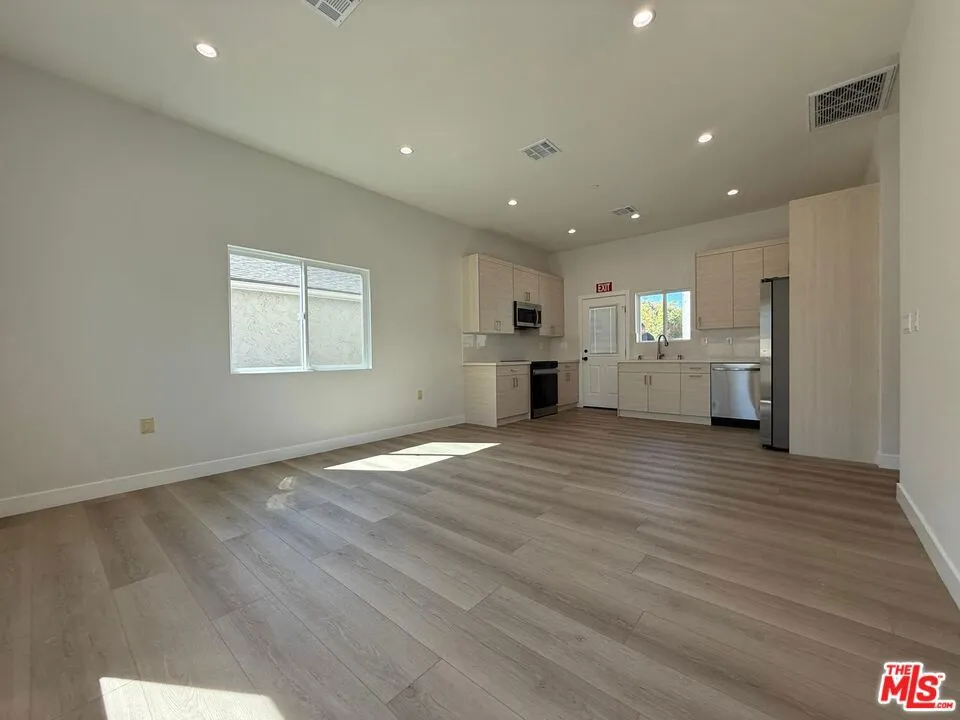 15832 Blackhawk Street Los Angeles, CA 91344