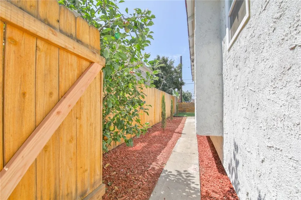 1471 E 41st Los Angeles, CA 90011