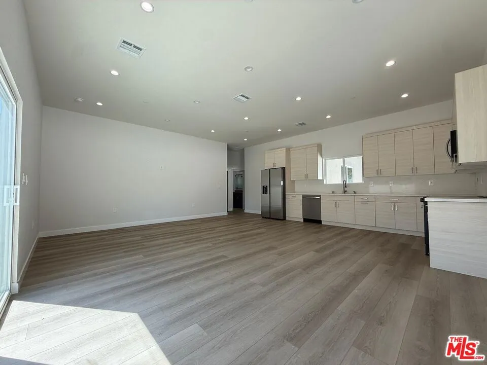15830 Blackhawk Street Los Angeles, CA 91344