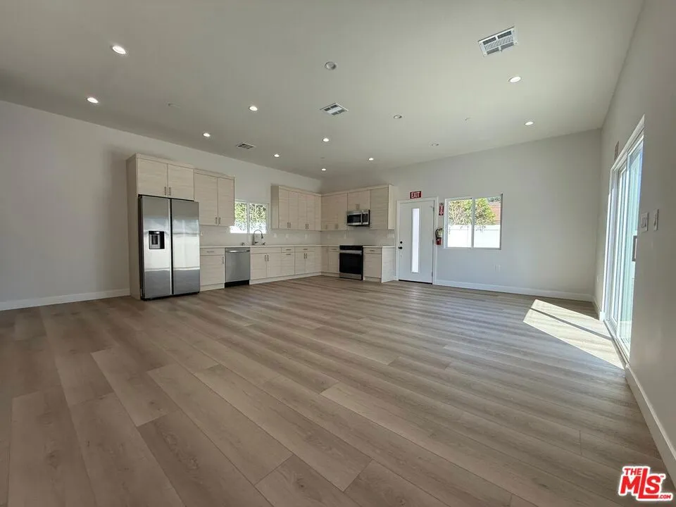 15830 Blackhawk Street Los Angeles, CA 91344