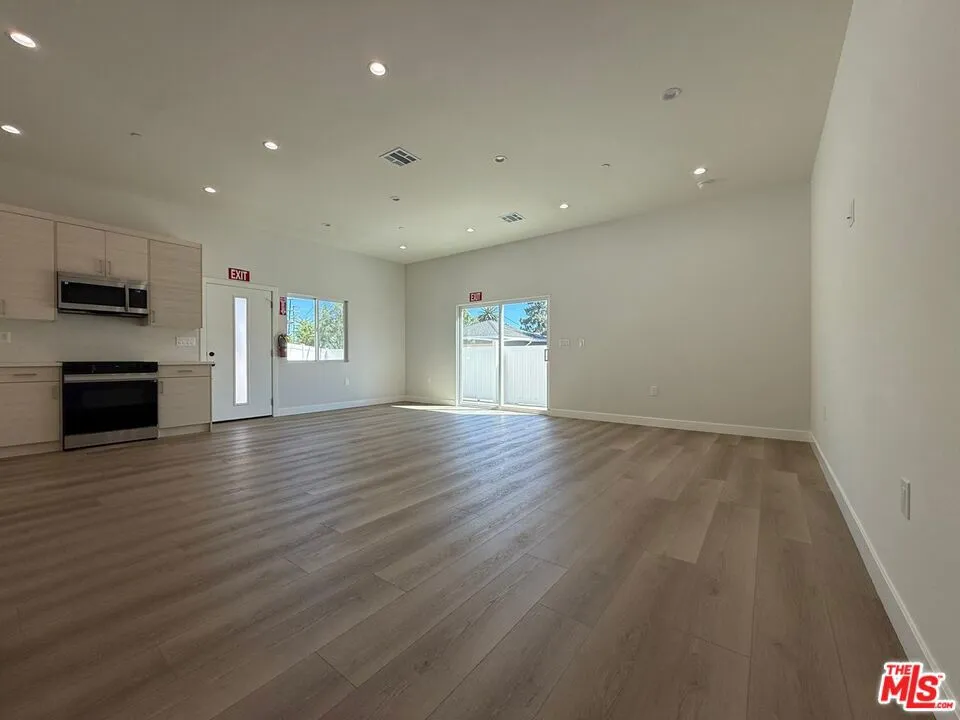15830 Blackhawk Street Los Angeles, CA 91344