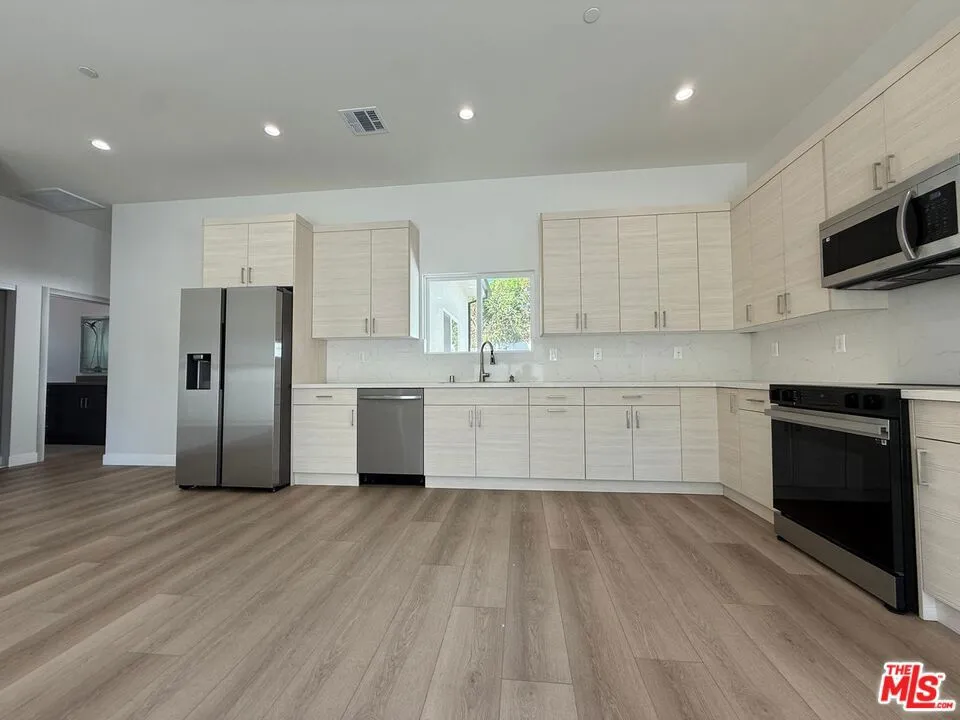 15830 Blackhawk Street Los Angeles, CA 91344