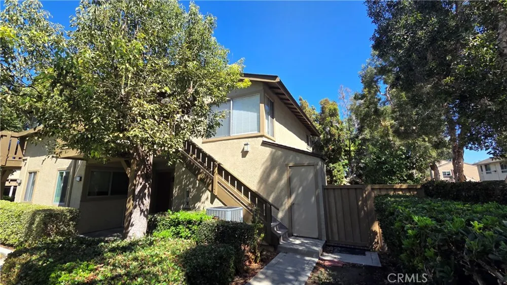 136 Clearbrook #16 Irvine, CA 92614