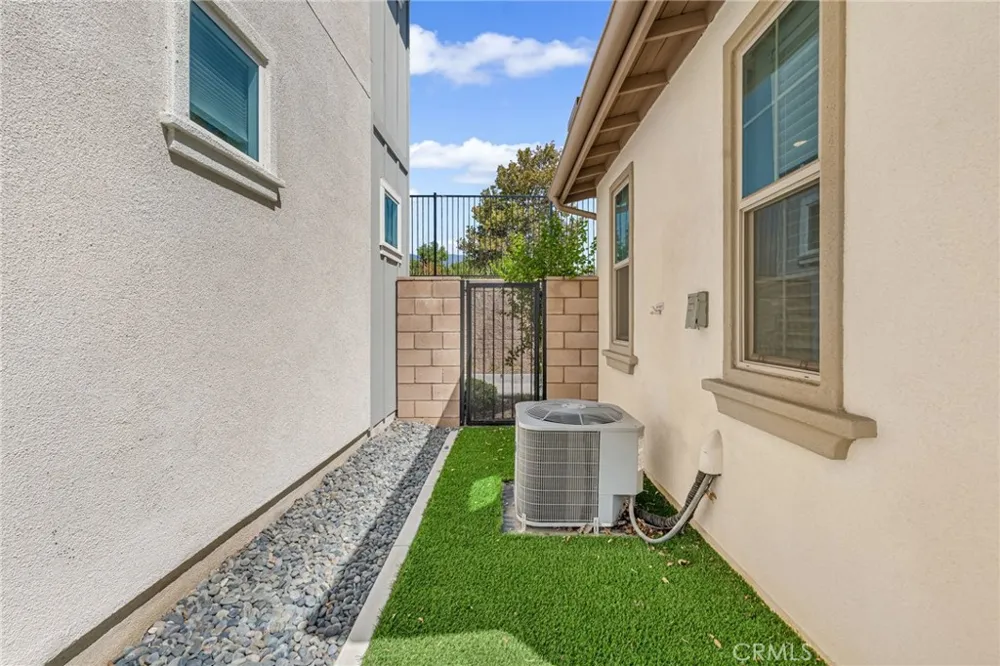 13832 Gazania Lane Fontana, CA 92336