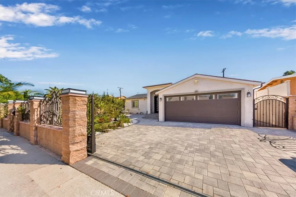 8126 Matilija Panorama City, CA 91402