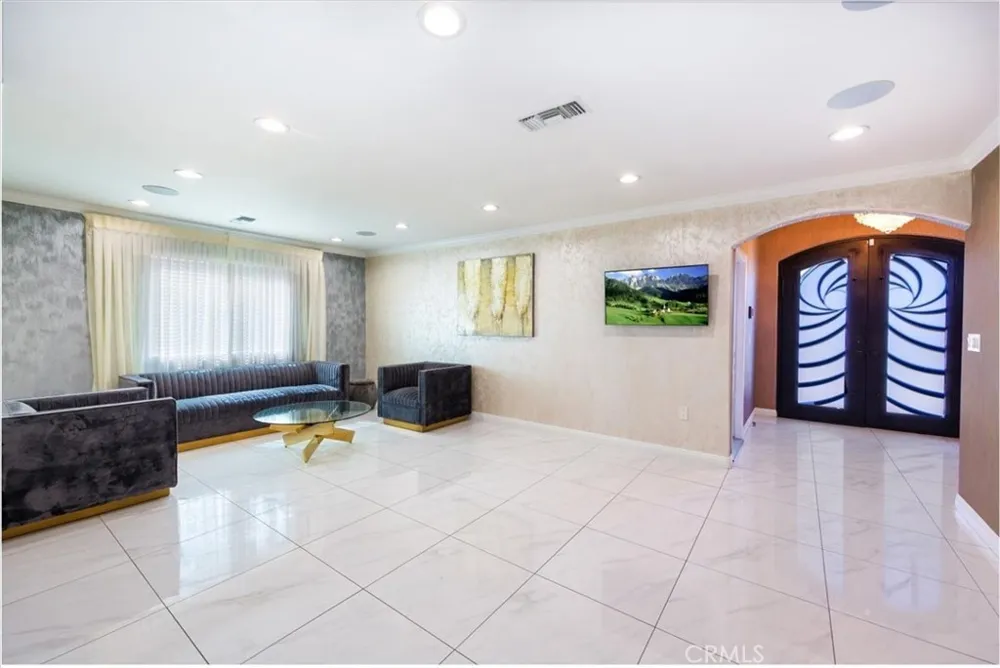 8126 Matilija Panorama City, CA 91402