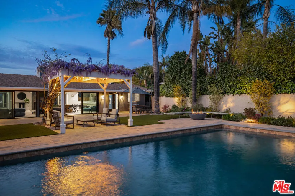8400 Mulholland Drive Los Angeles, CA 90046