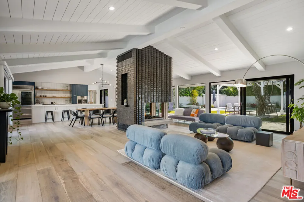 8400 Mulholland Drive Los Angeles, CA 90046
