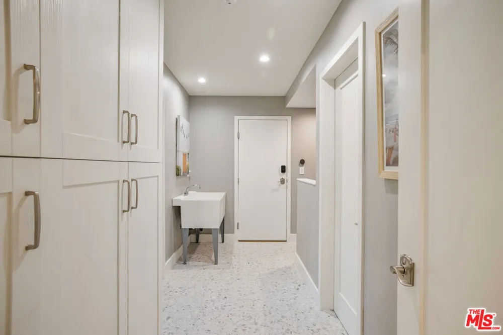 8400 Mulholland Drive Los Angeles, CA 90046