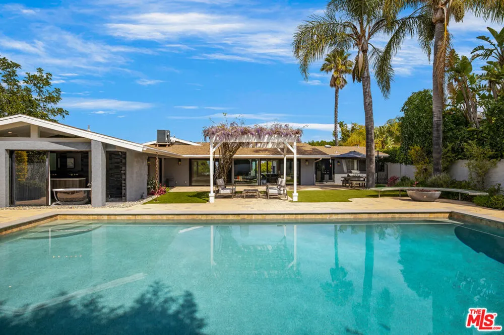 8400 Mulholland Drive Los Angeles, CA 90046