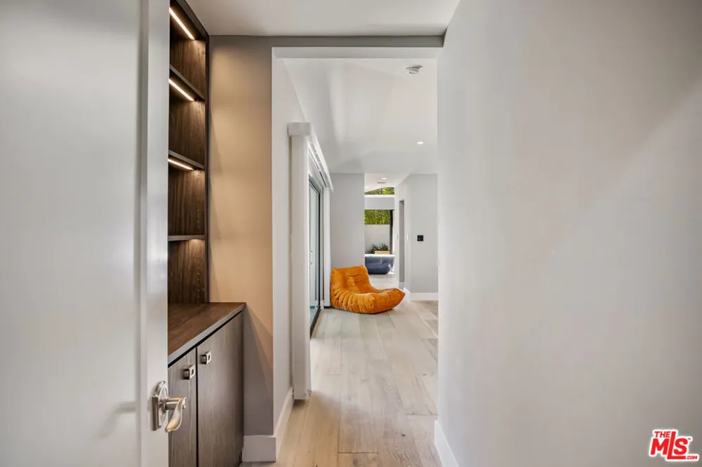 8400 Mulholland Drive Los Angeles, CA 90046