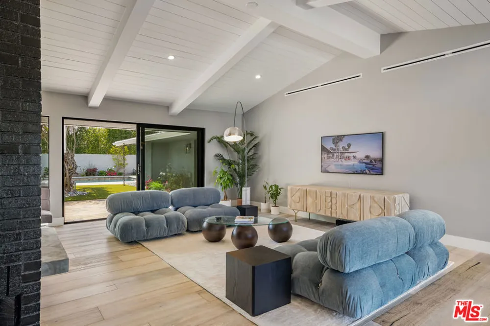8400 Mulholland Drive Los Angeles, CA 90046