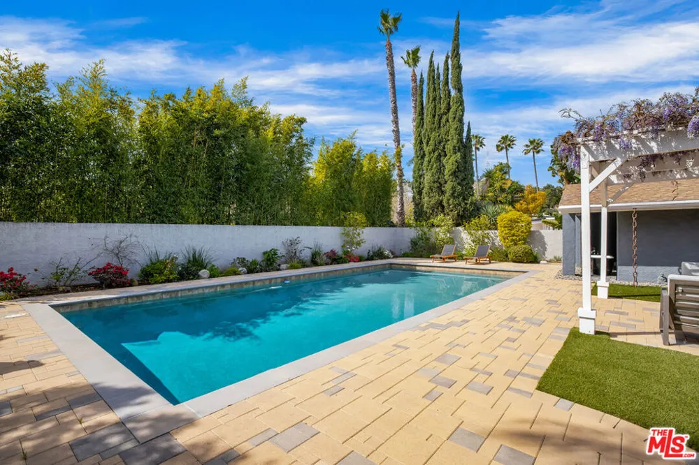 8400 Mulholland Drive Los Angeles, CA 90046
