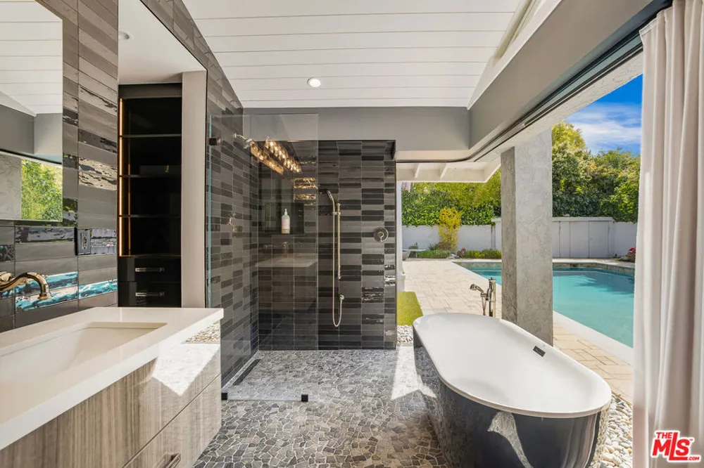8400 Mulholland Drive Los Angeles, CA 90046