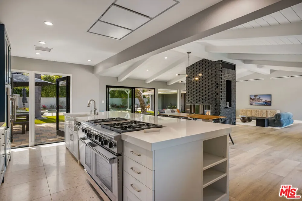8400 Mulholland Drive Los Angeles, CA 90046