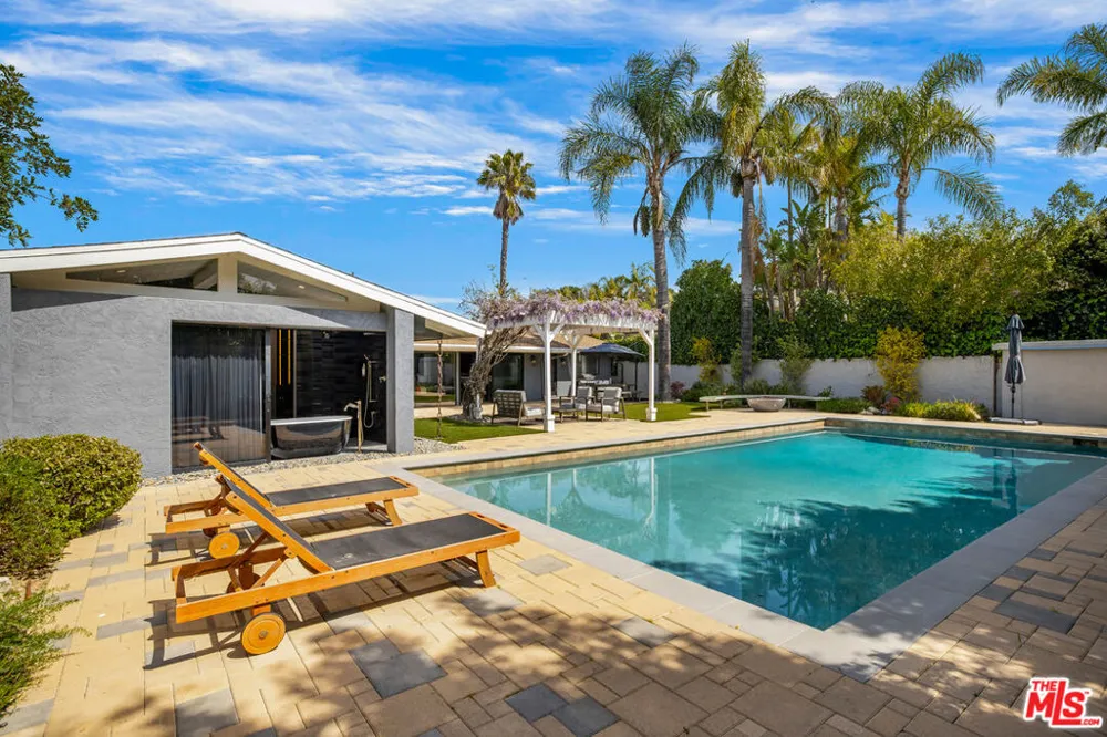 8400 Mulholland Drive Los Angeles, CA 90046