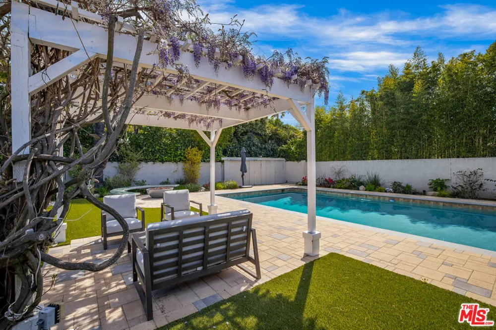 8400 Mulholland Drive Los Angeles, CA 90046