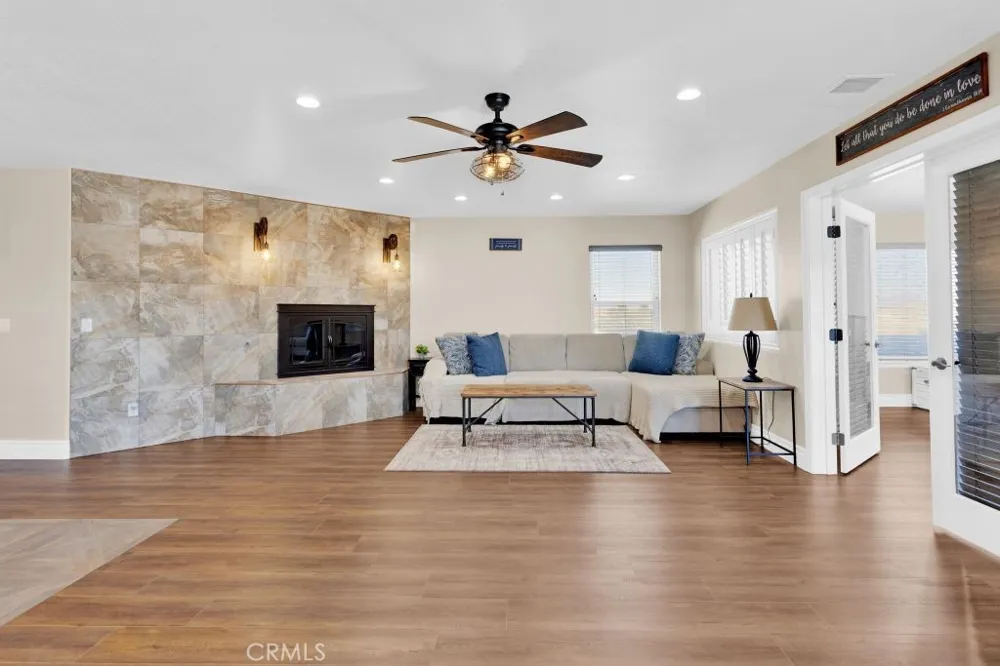 10525 Sage Street Oak Hills, CA 92344