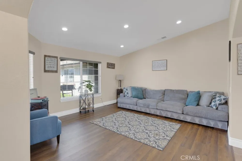 10525 Sage Street Oak Hills, CA 92344
