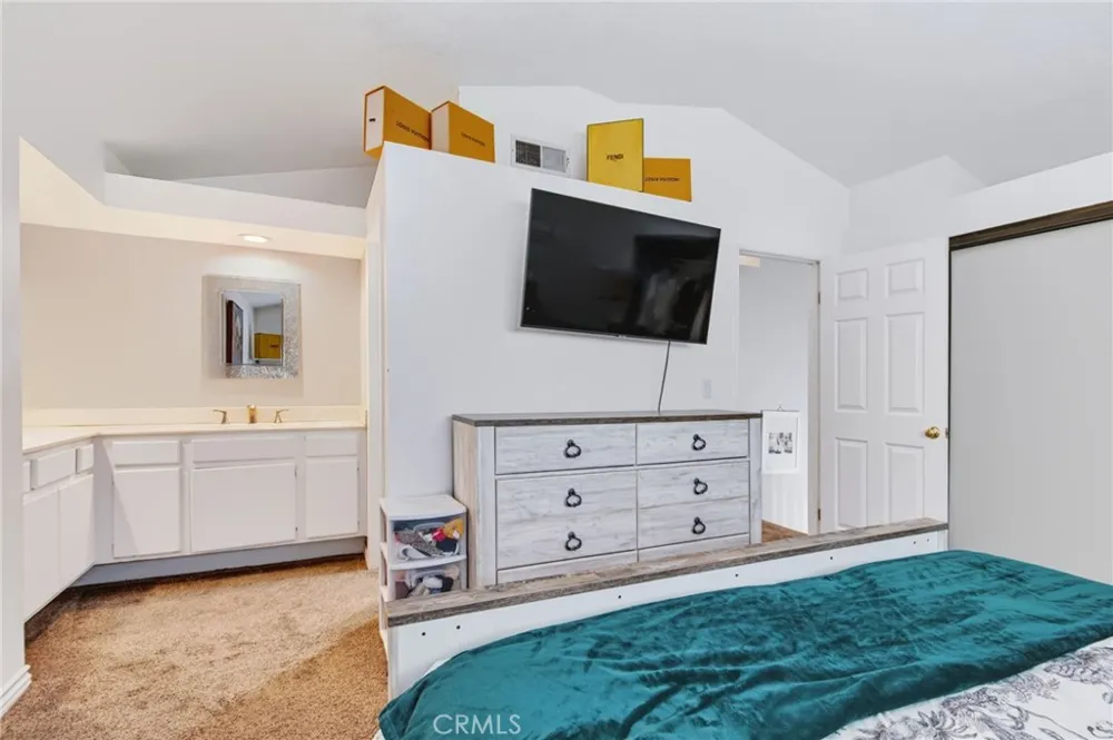28454 Evergreen Saugus, CA 91390