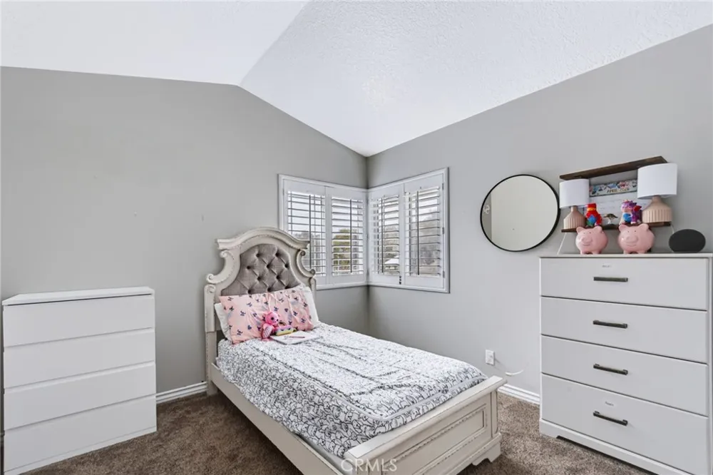 28454 Evergreen Saugus, CA 91390