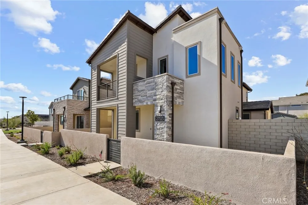 27113 Tamarack Lane Valencia, CA 91381