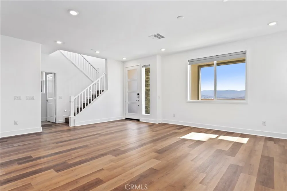27113 Tamarack Lane Valencia, CA 91381