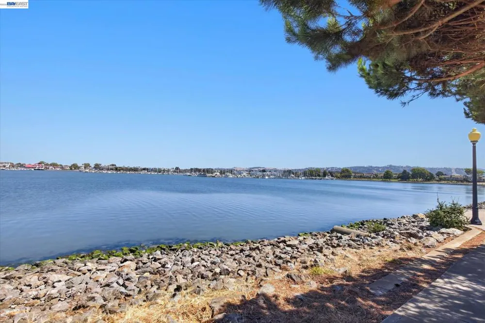 92 Rockport Ct Richmond, CA 94804