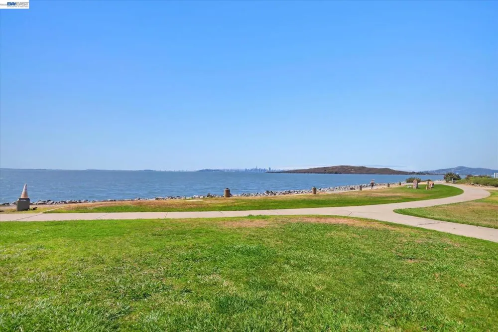 92 Rockport Ct Richmond, CA 94804