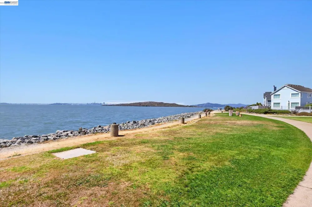 92 Rockport Ct Richmond, CA 94804