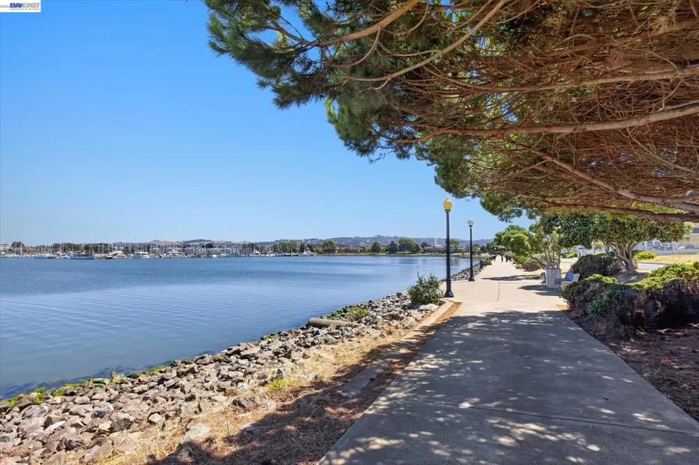 92 Rockport Ct Richmond, CA 94804