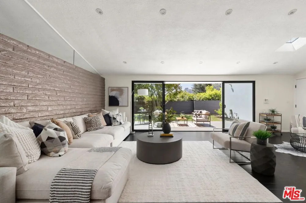 2100 Roscomare Road Los Angeles, CA 90077