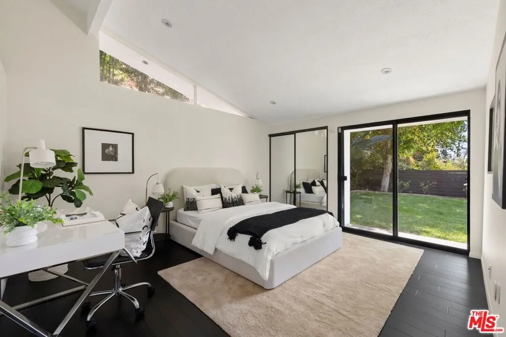2100 Roscomare Road Los Angeles, CA 90077