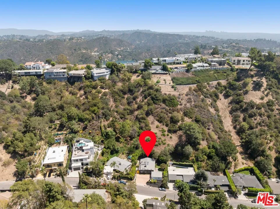 2100 Roscomare Road Los Angeles, CA 90077