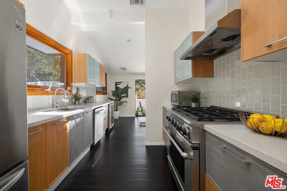 2100 Roscomare Road Los Angeles, CA 90077