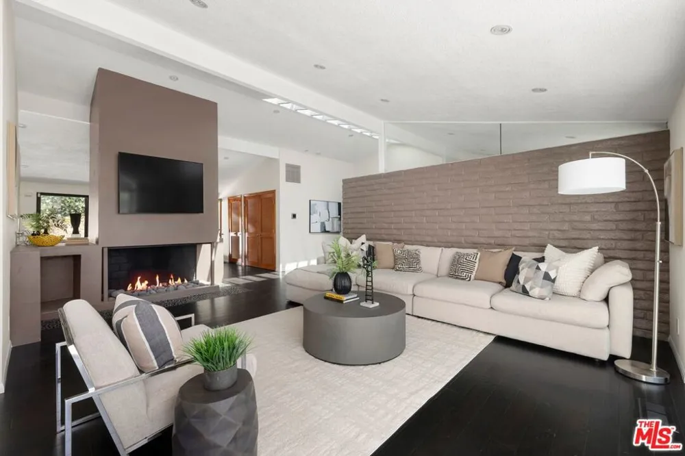 2100 Roscomare Road Los Angeles, CA 90077