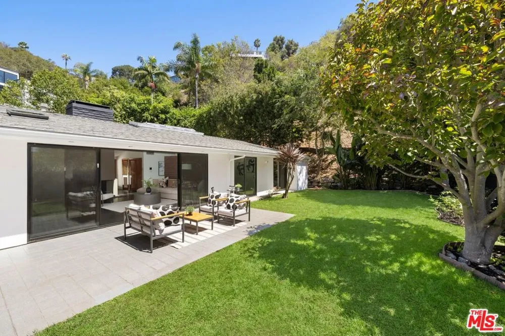 2100 Roscomare Road Los Angeles, CA 90077