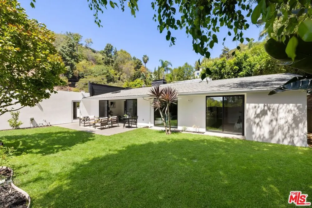 2100 Roscomare Road Los Angeles, CA 90077