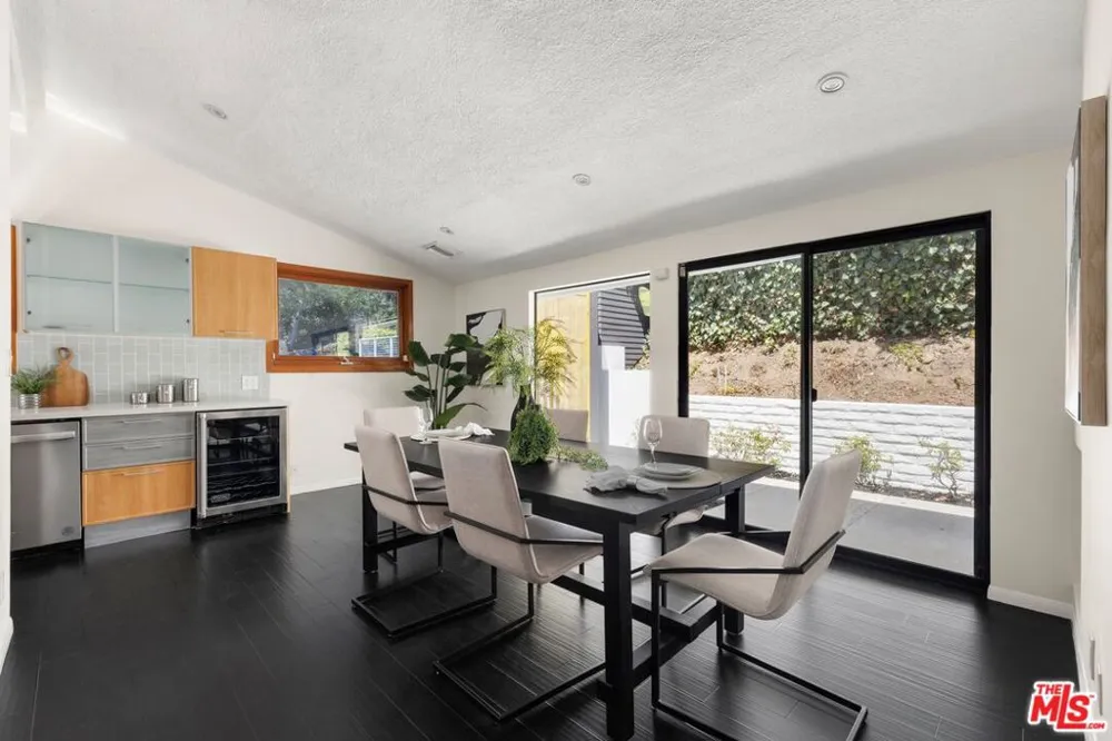 2100 Roscomare Road Los Angeles, CA 90077