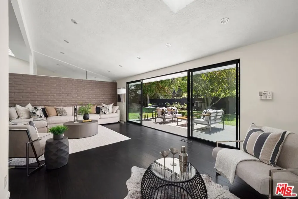 2100 Roscomare Road Los Angeles, CA 90077