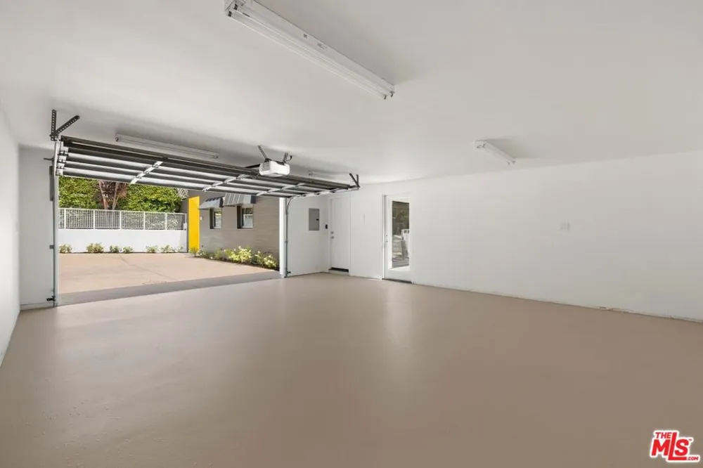 2100 Roscomare Road Los Angeles, CA 90077
