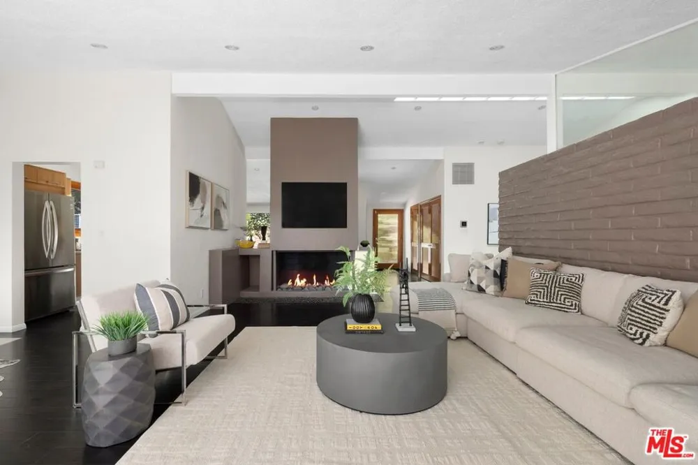 2100 Roscomare Road Los Angeles, CA 90077